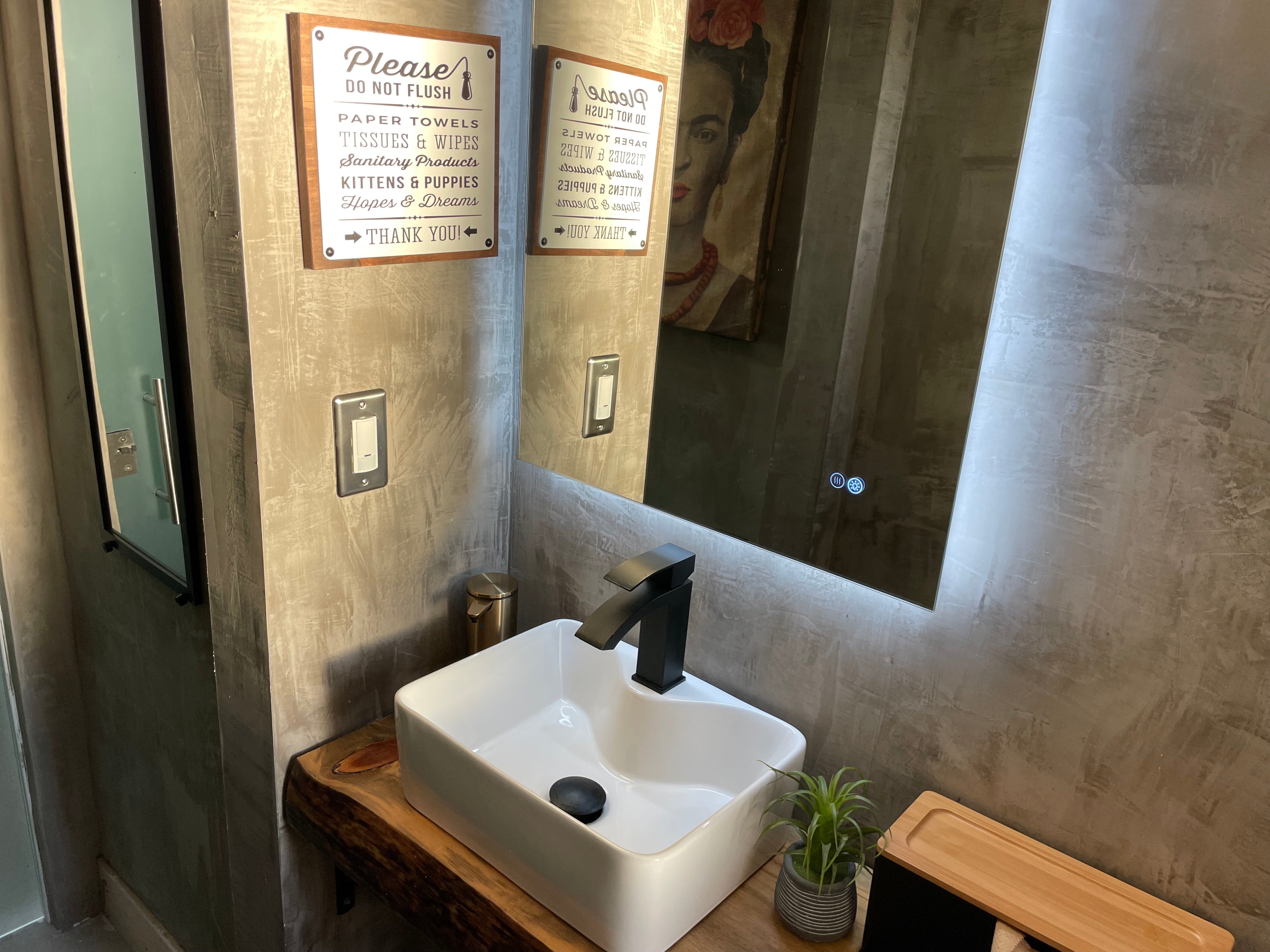 Clean bathrooms at our soulland studio. 